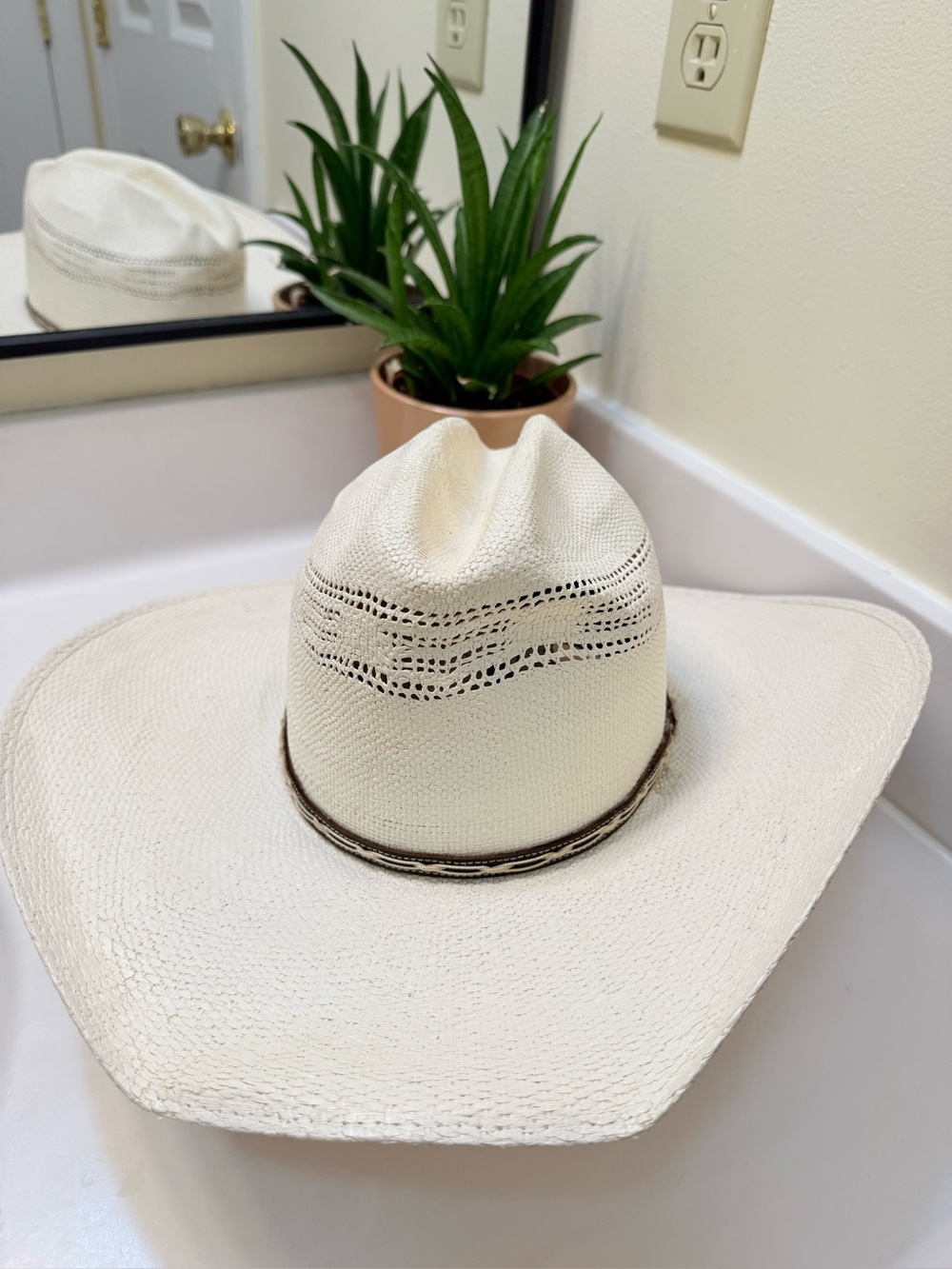 Atwood Western Straw Cowboy Hat Vented Crown White Leather Band